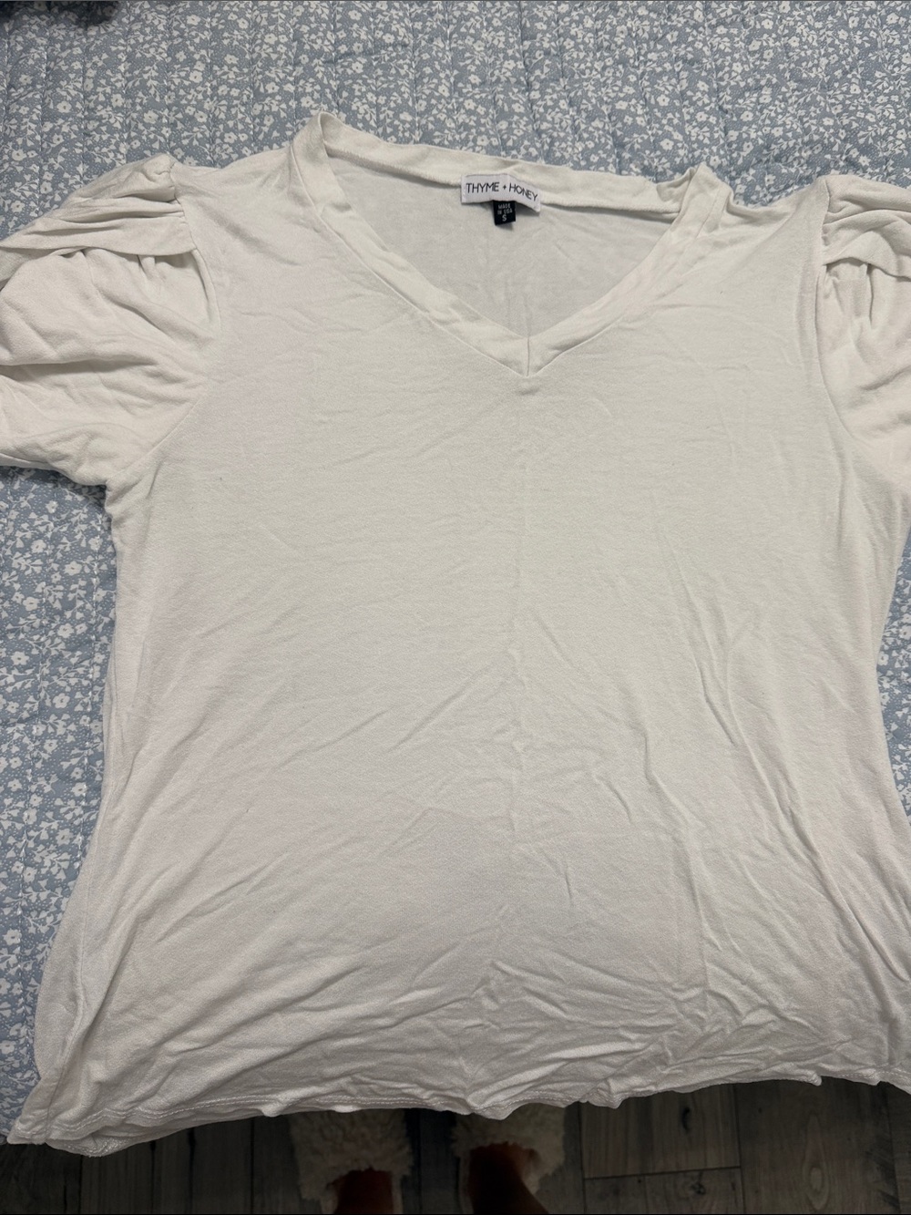 Women's V-Neck Short Sleeve Top in White